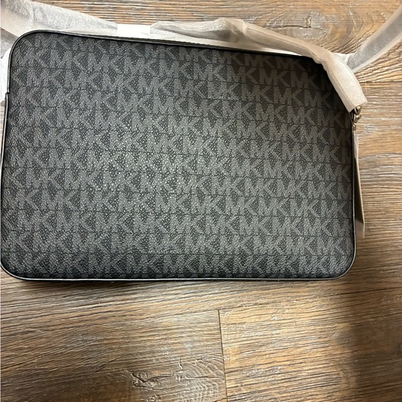 Michael Kors LG EW Crossbody Brand New - Picture 3 of 12